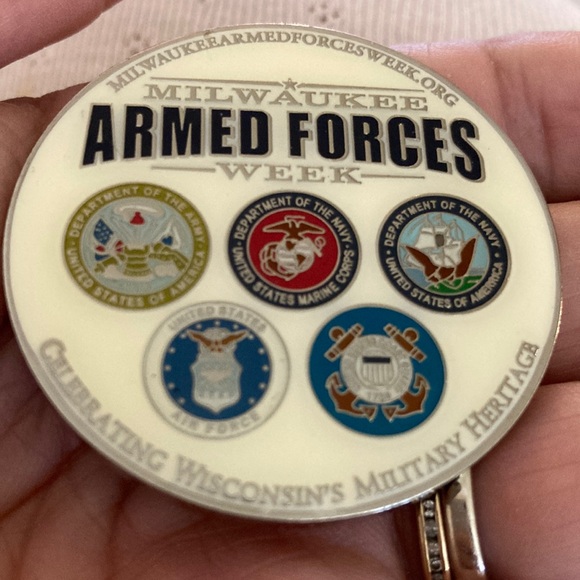 Like new USA armed forces shiny lacquer coin with eagle, forward in loyalty 2016 - Picture 3 of 4